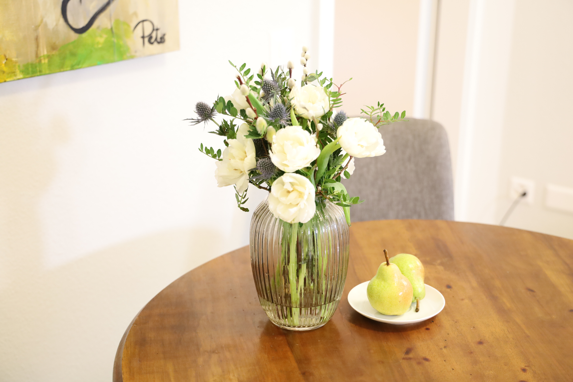 Isorno Esstisch mit Blumenstrauss und Birnen