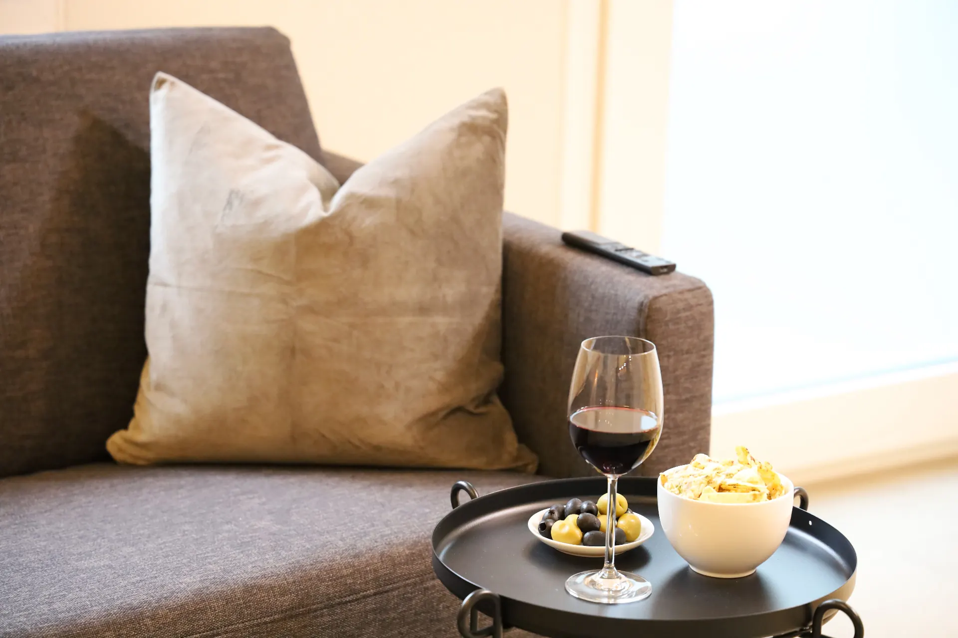 Isorno Wohnbereich mit Sofa und gedecktem Beistelltisch