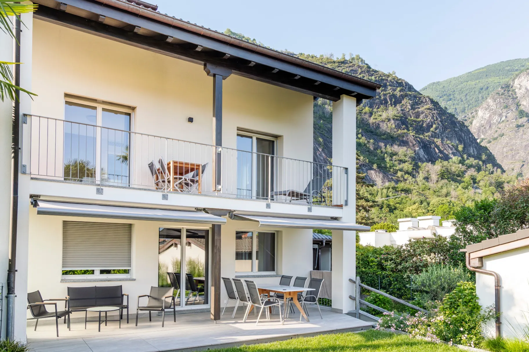 Melezza Hausansicht mit Terrasse, Balkon und Bergkulisse