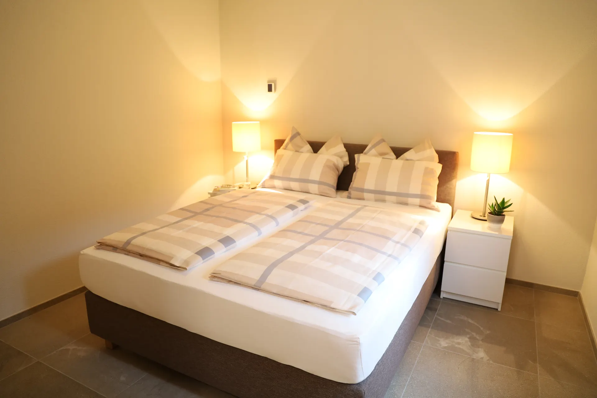 Isorno Schlafzimmer mit Doppelbett