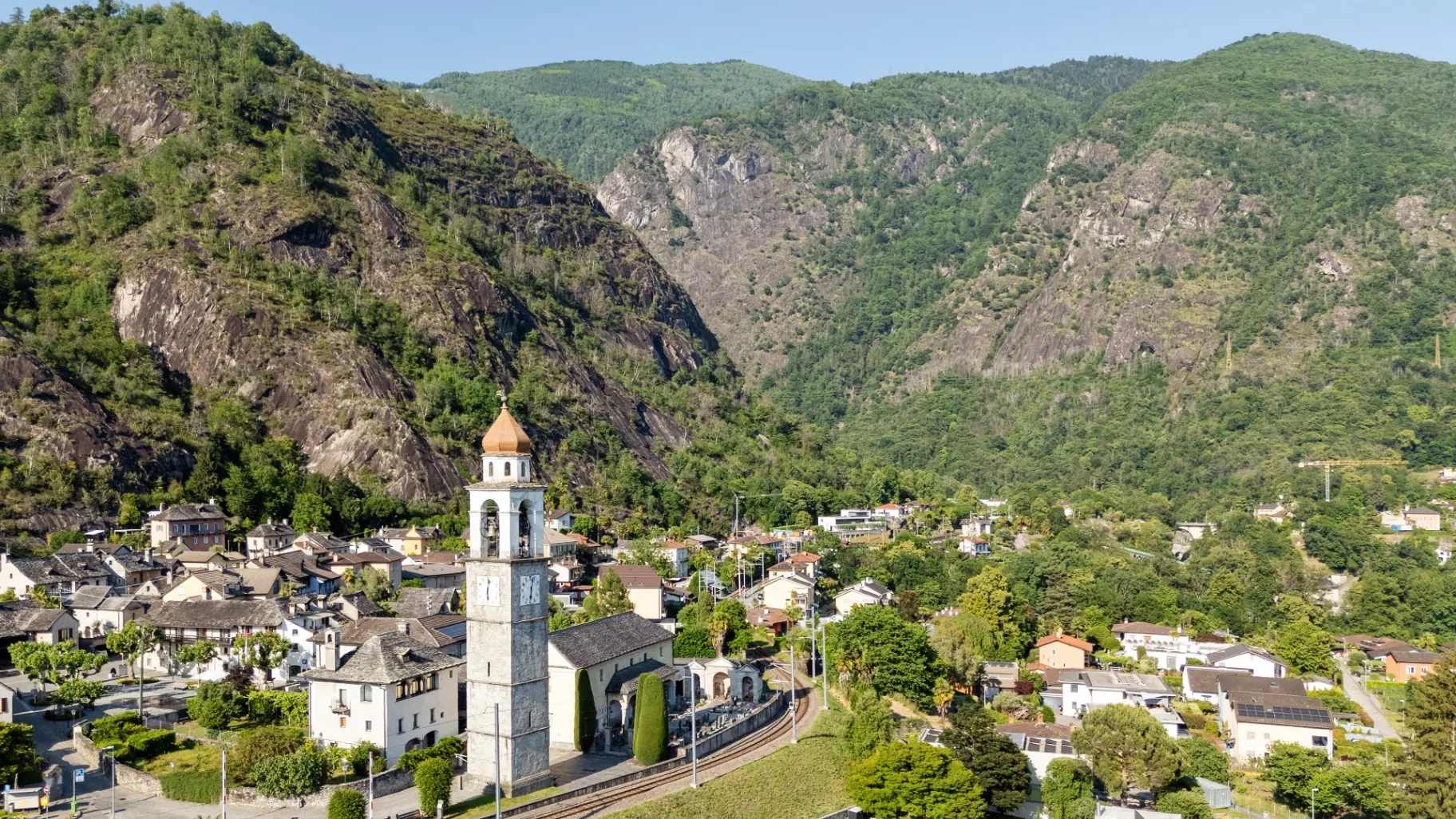 Kirche von Tegna mit Berglandschaft