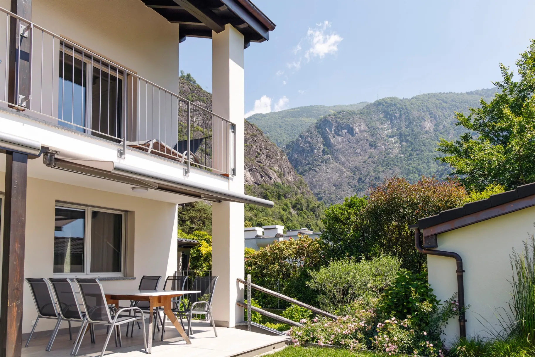 Melezza Terrasse mit Bergblick und blühendem Garten