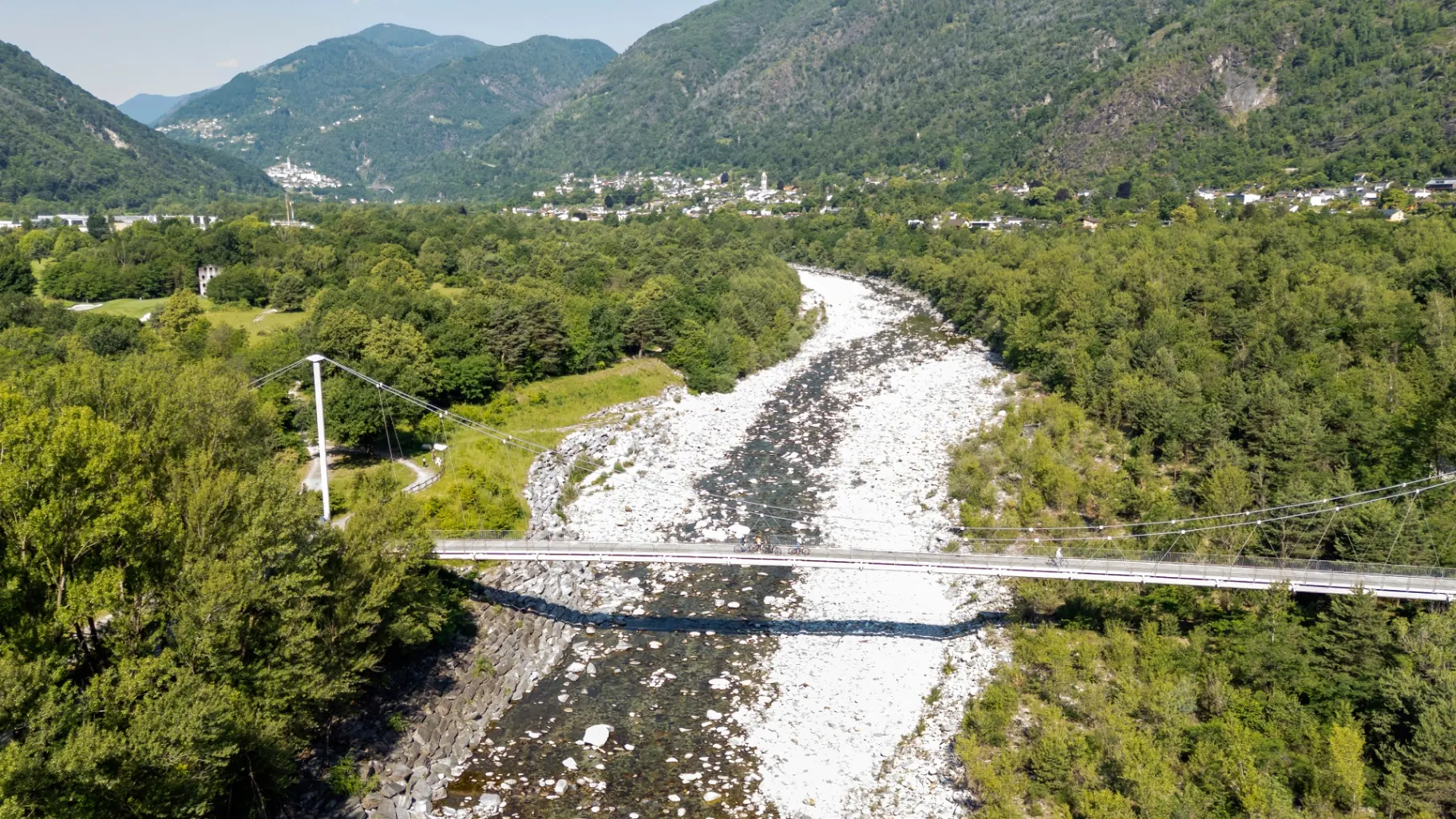 Hängebrücke über die Maggia mit Blick auf Tegna