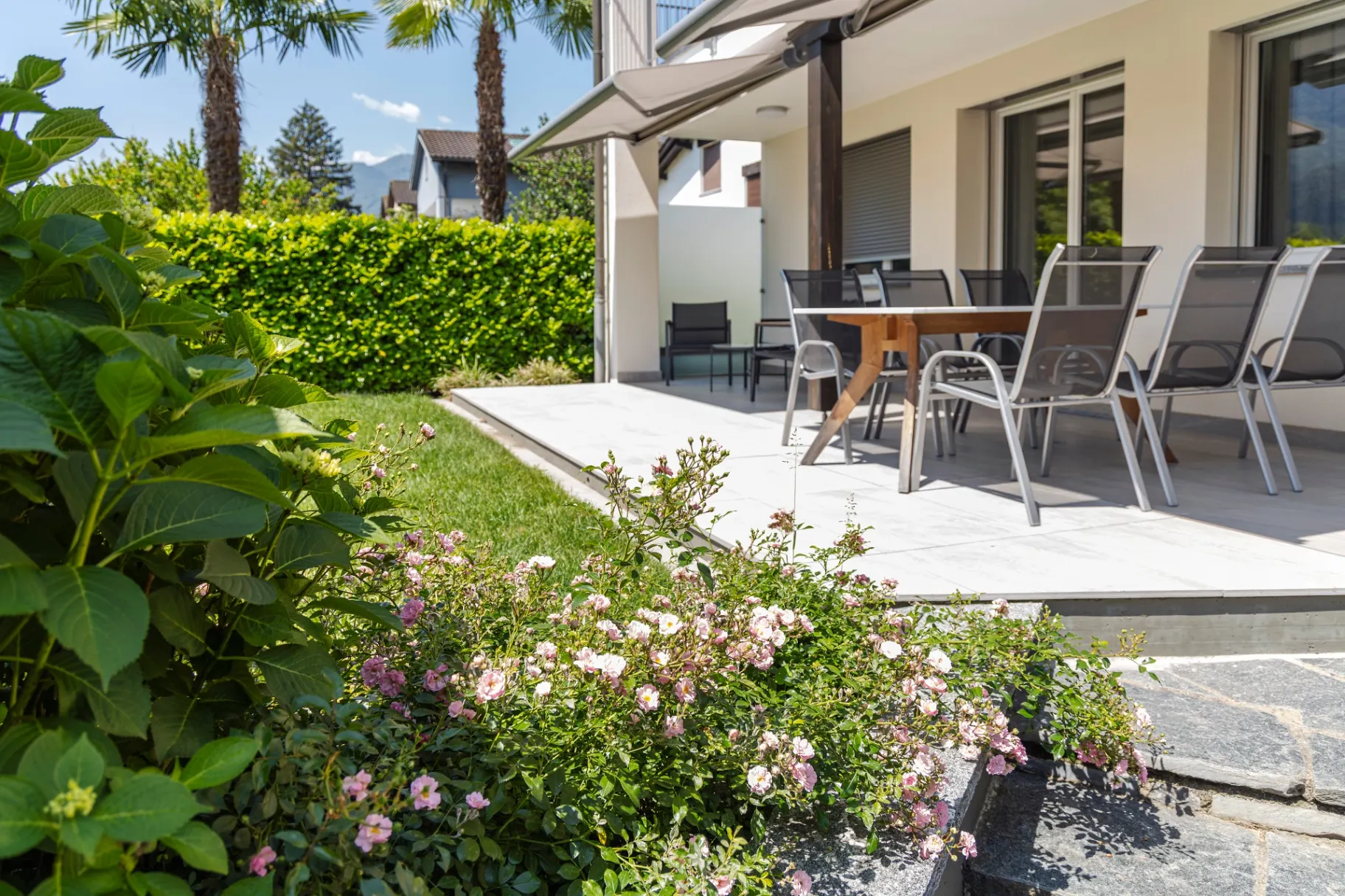 Melezza Terrasse mit Esstisch, Garten und Hortensien