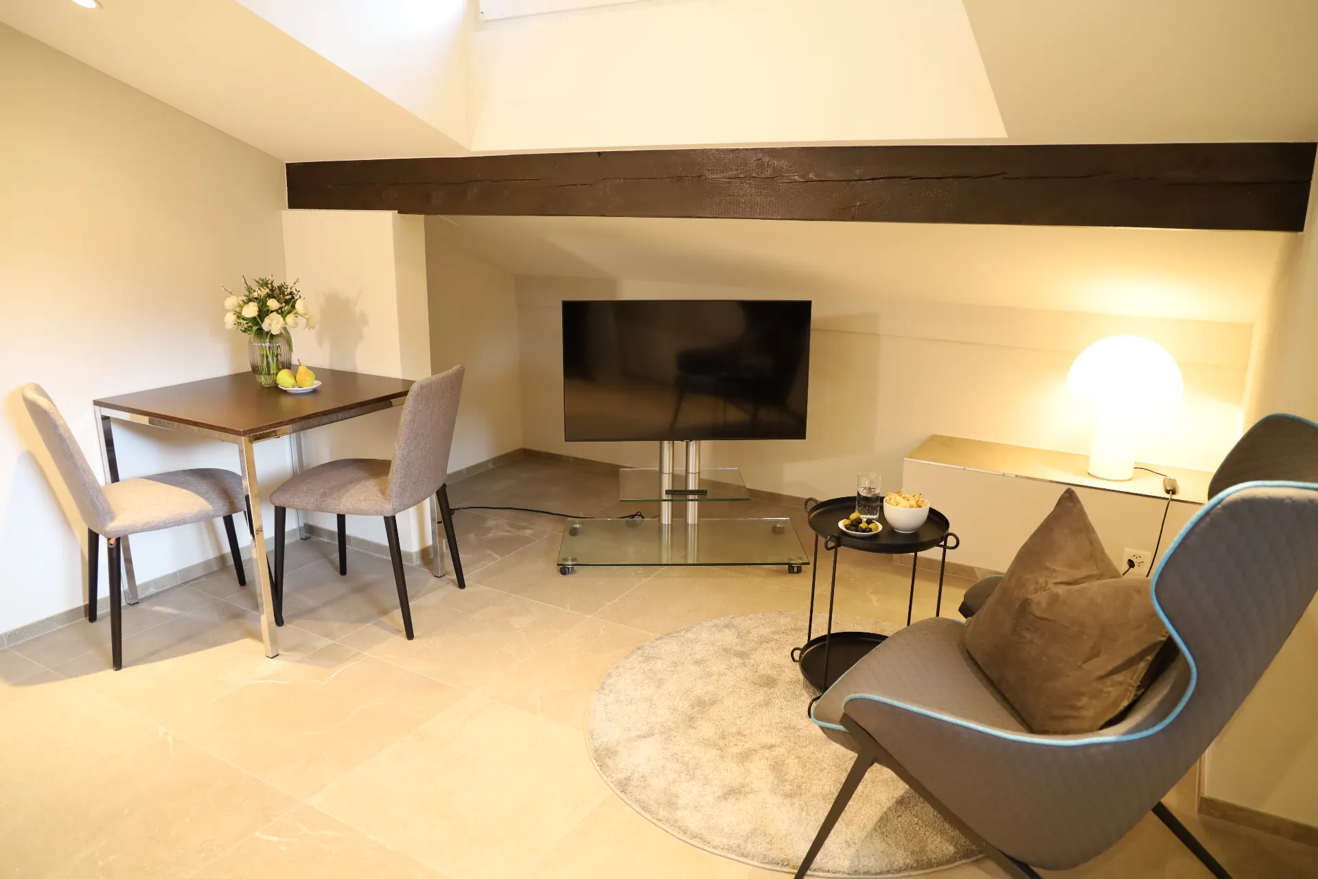 Verzasca Wohnraum-Übersicht mit Essbereich, TV und Lounge