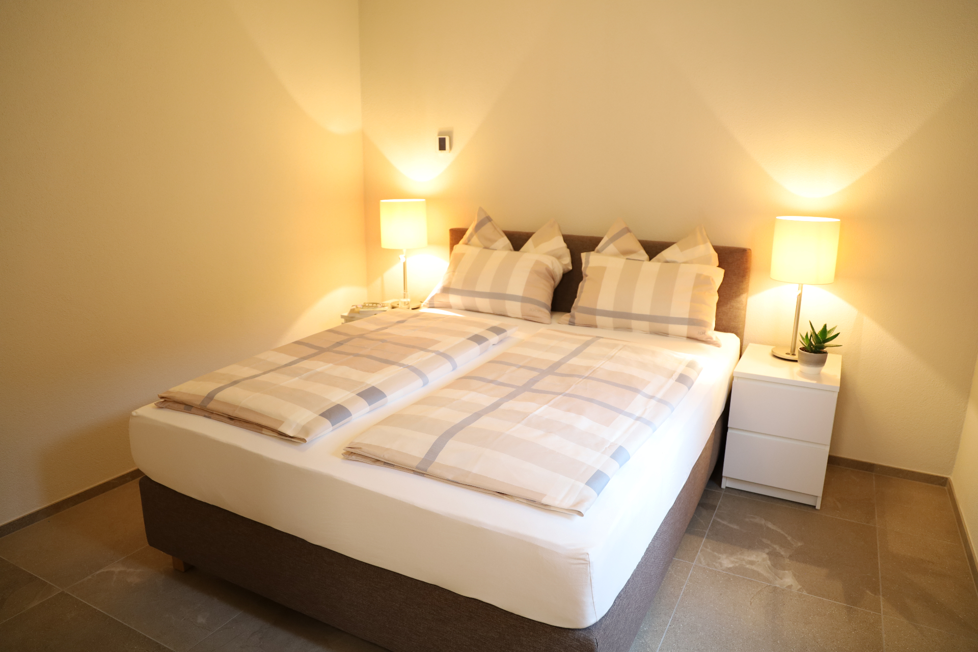 Isorno Schlafzimmer mit Doppelbett