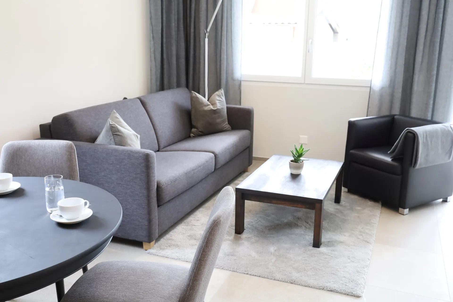 Melezza Wohnbereich mit Sofa, Sessel und Couchtisch