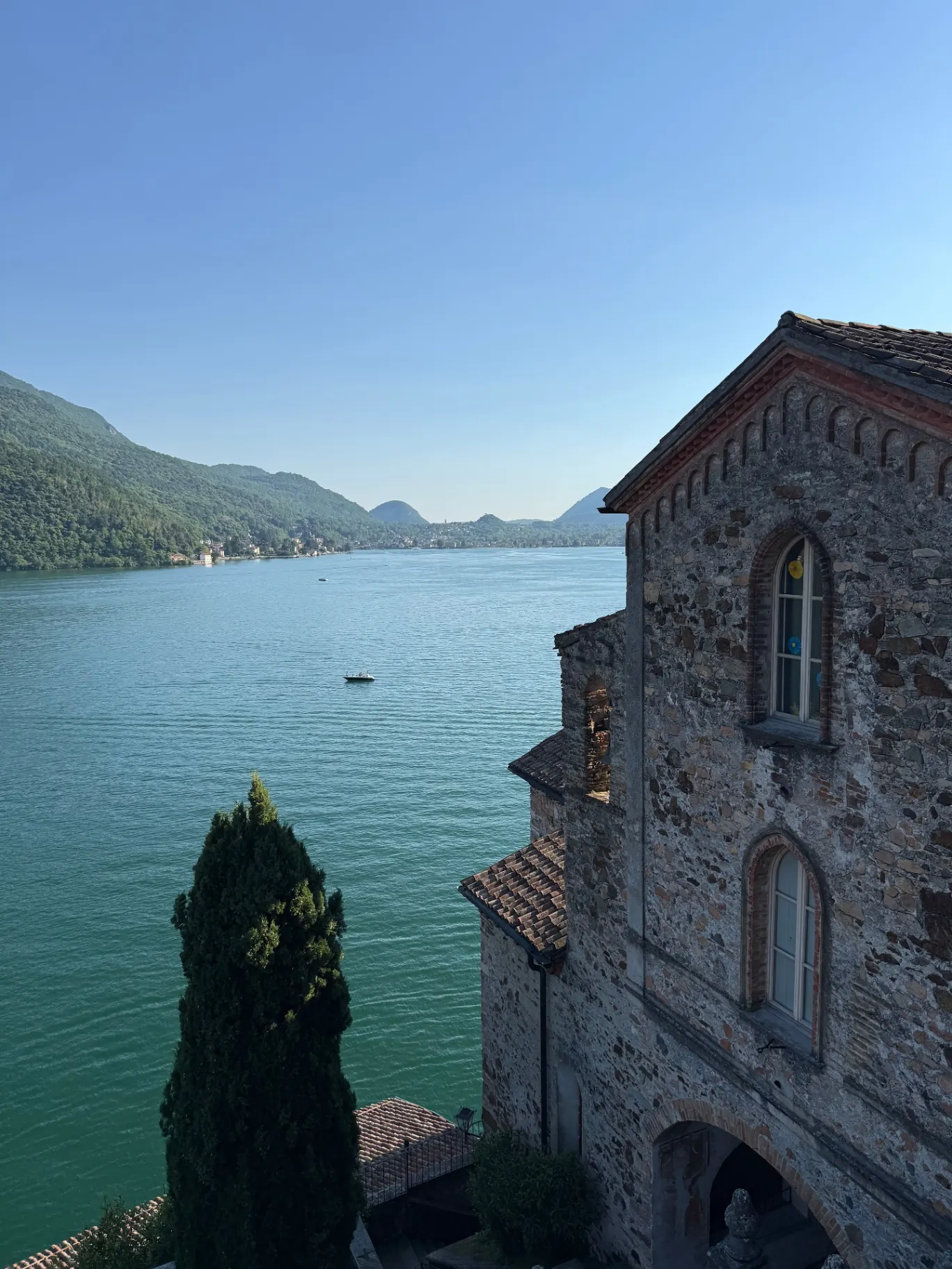 Kirche in Morcote mit Blick über den Luganersee