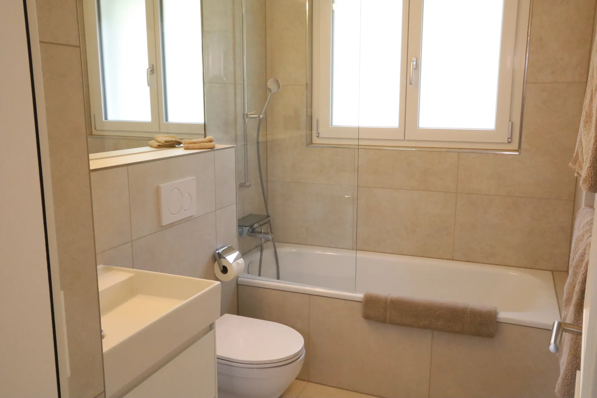 Maggia Badezimmer mit Badewanne und Tageslicht