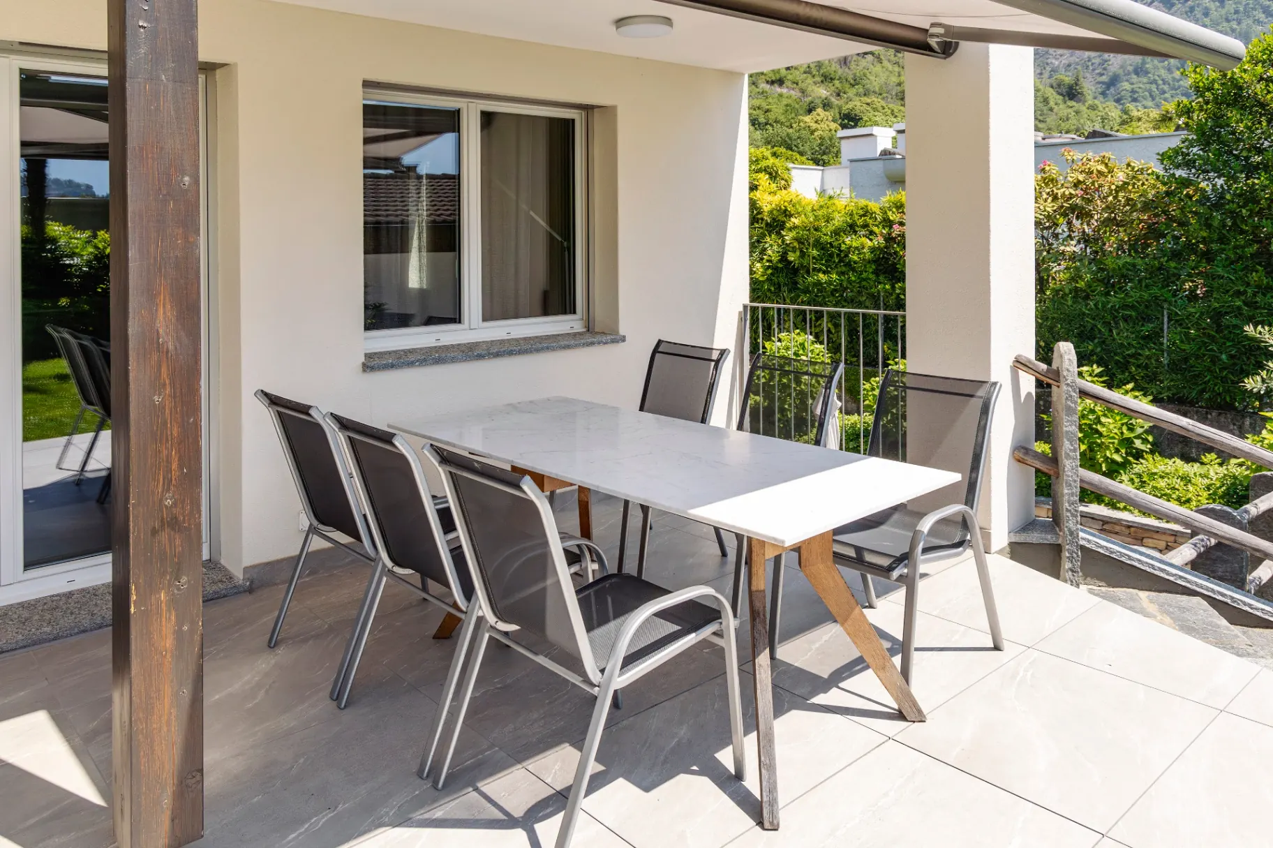 Melezza Terrasse mit Marmortisch und Sitzgelegenheiten