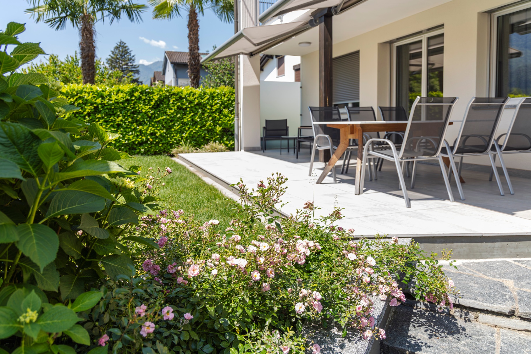 Melezza Terrasse mit Esstisch, Garten und Hortensien