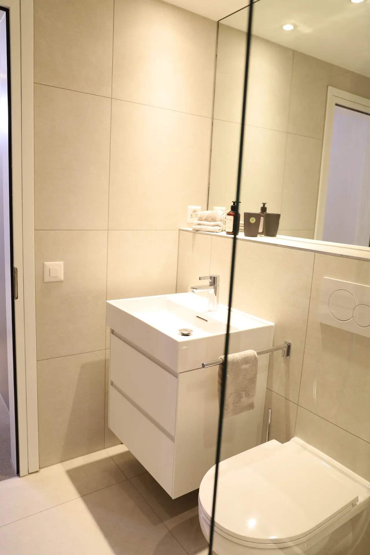 Melezza Badezimmer mit Waschbecken, Spiegel und Handtuchhalter