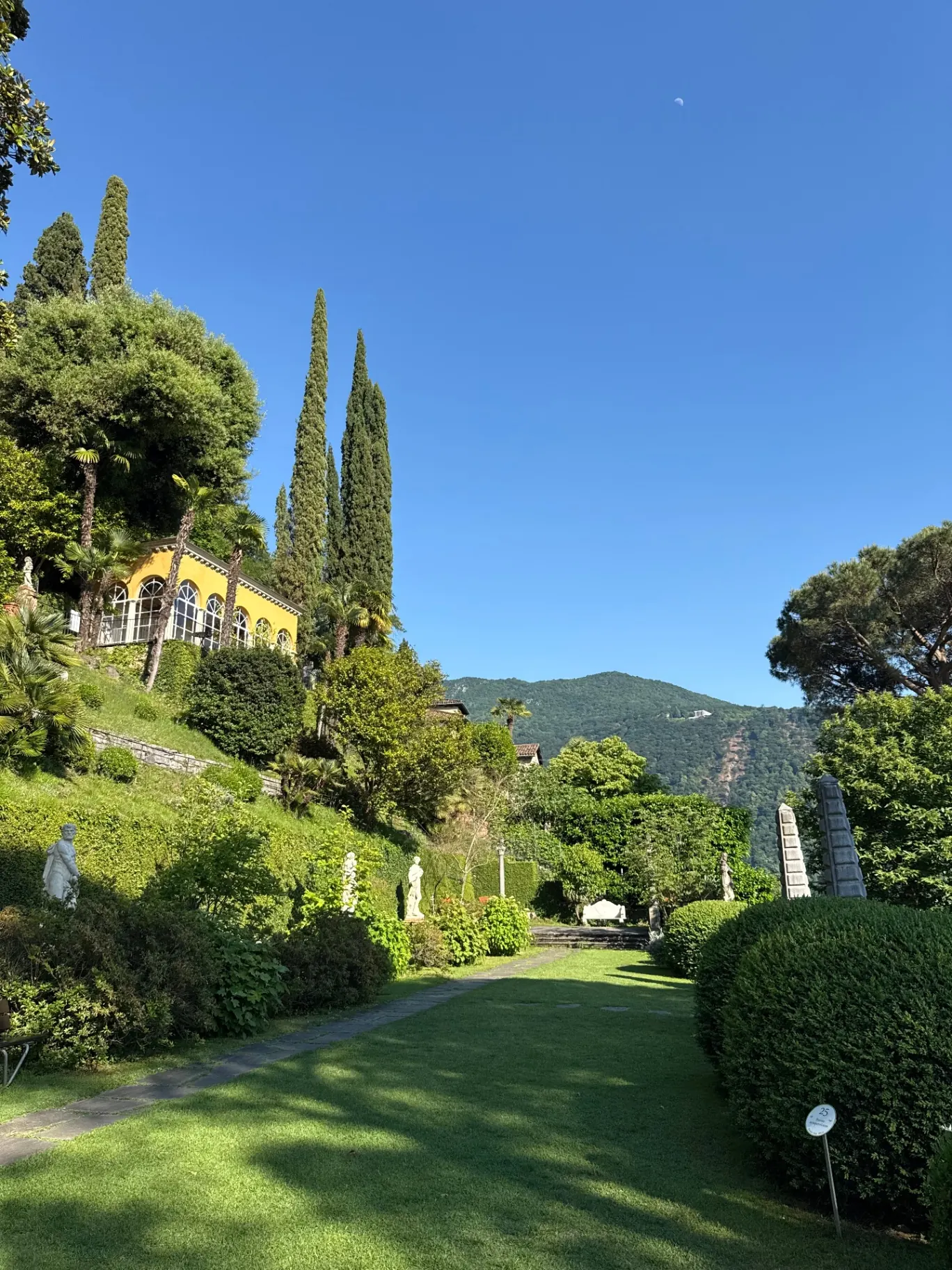 Gartenanlage in Morcote mit mediterraner Villa und Zypressen