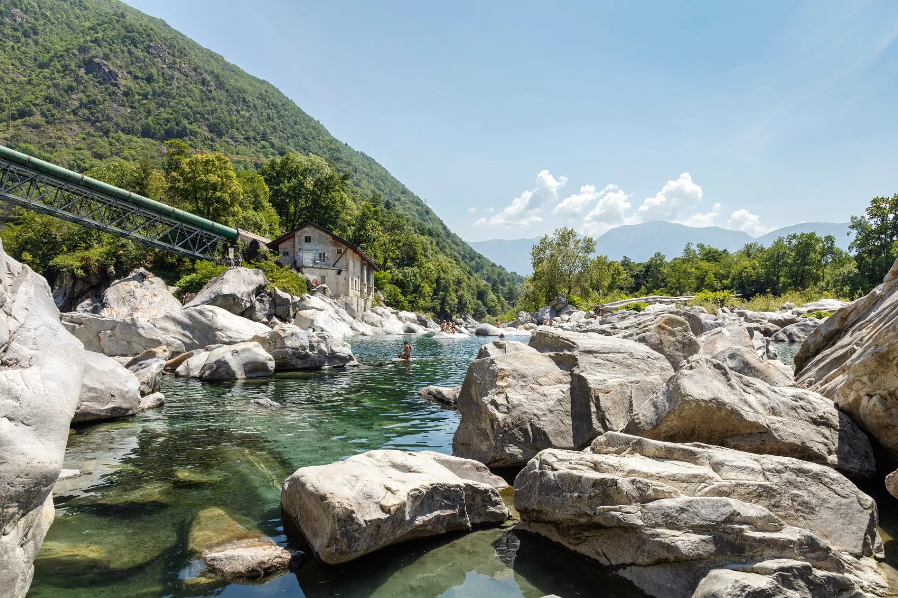 Felsen und türkises Wasser am Fluss bei Tegna