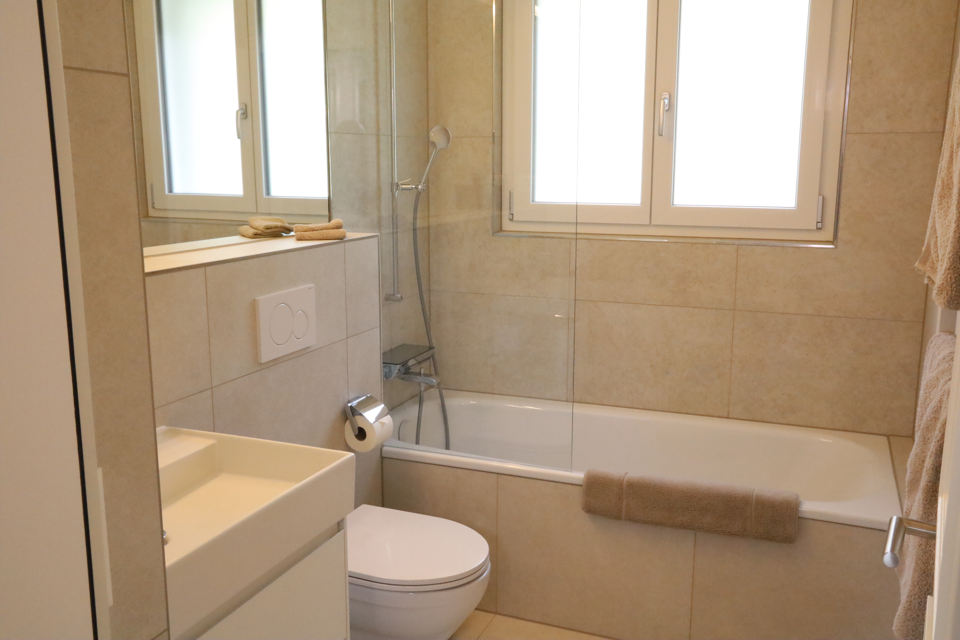 Maggia Badezimmer mit Badewanne und Tageslicht