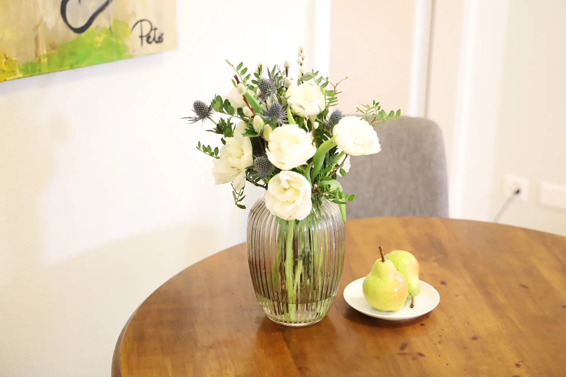 Isorno Esstisch mit Blumenstrauss und Birnen