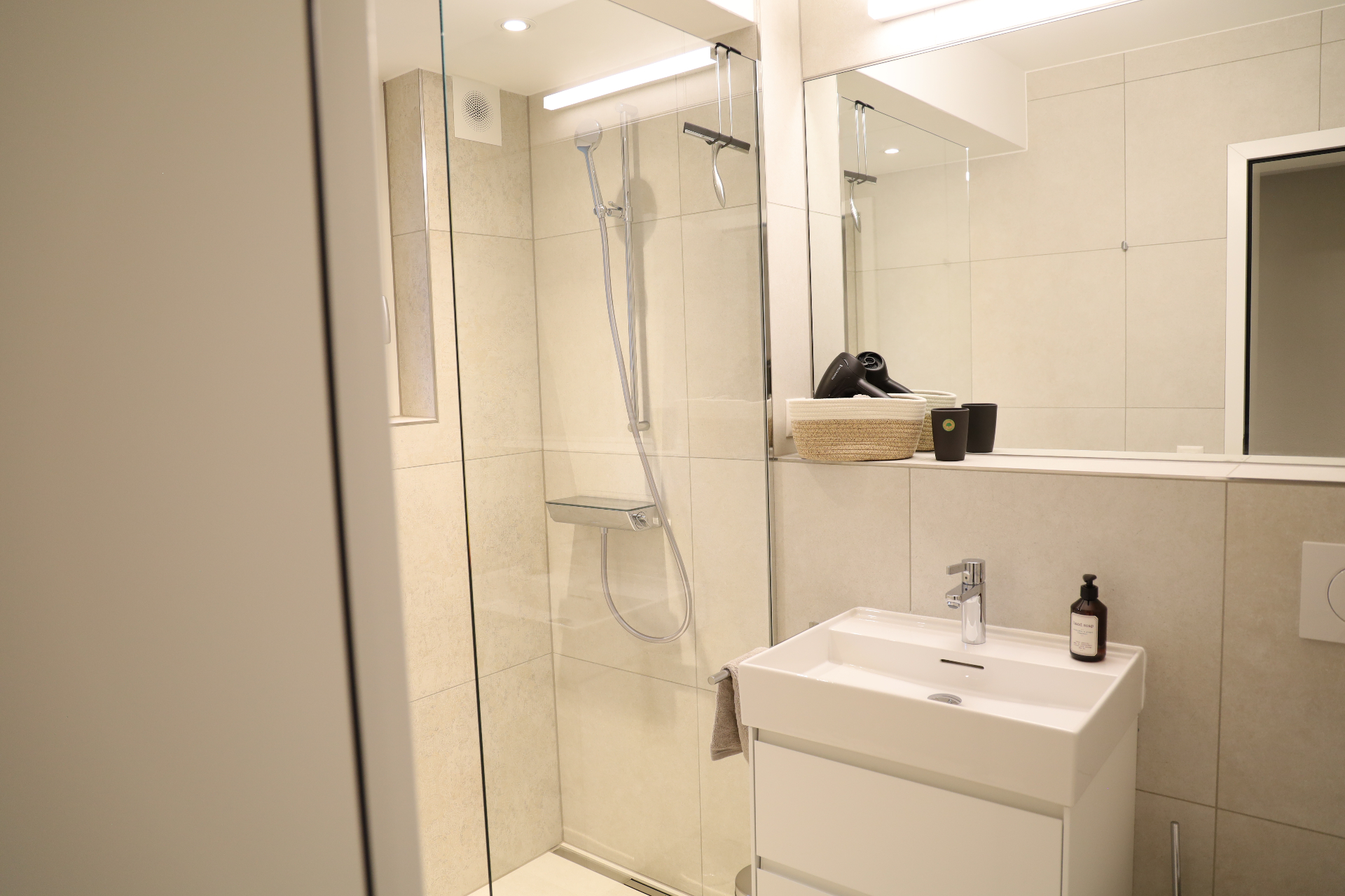 Isorno Badezimmer mit Dusche und Waschbecken