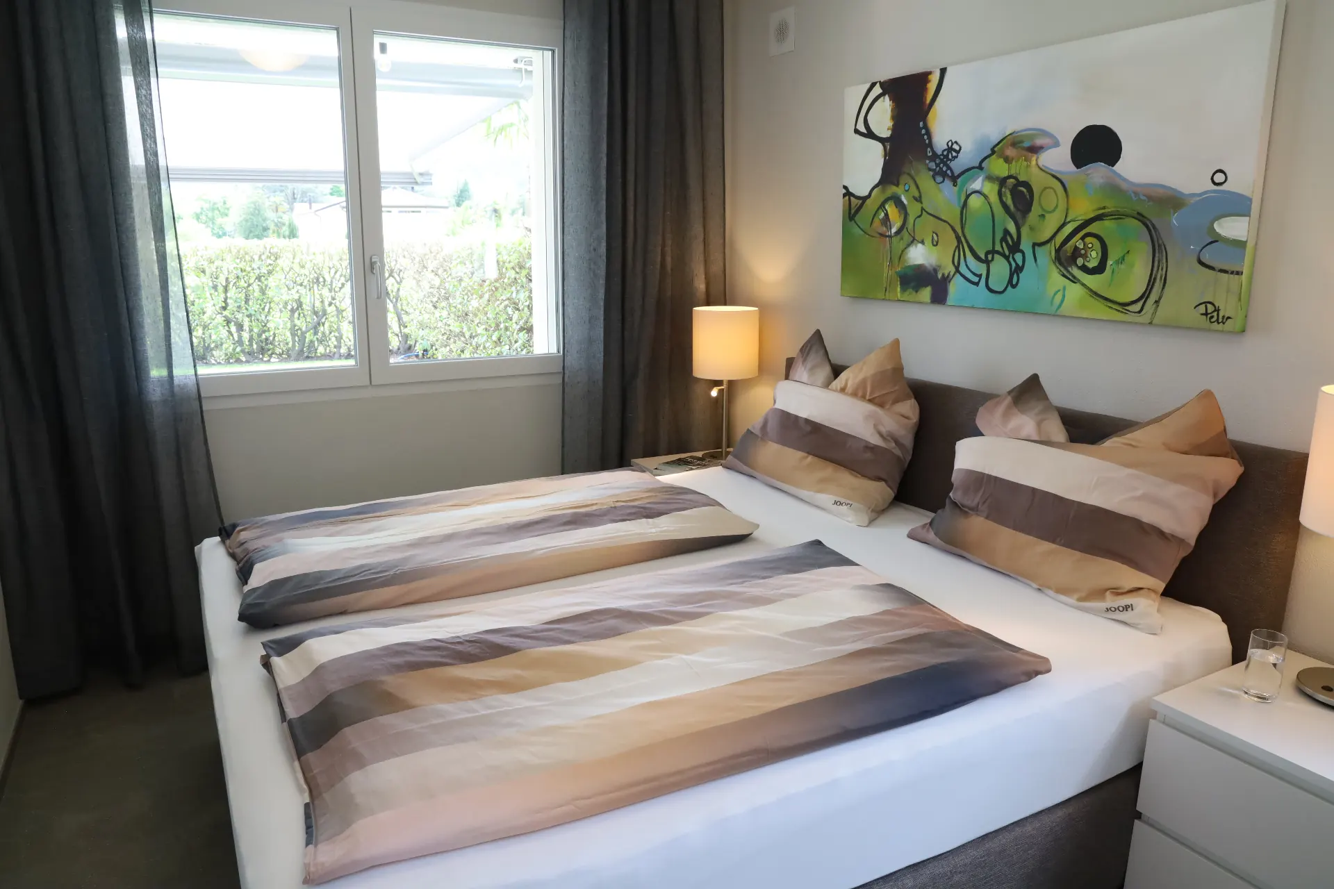 Melezza Schlafzimmer mit Doppelbett und Gartenblick