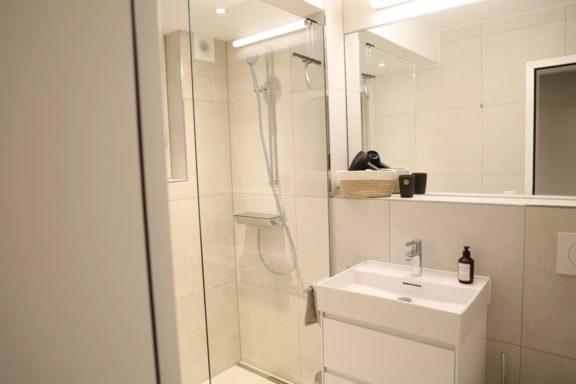 Isorno Badezimmer mit Dusche und Waschbecken