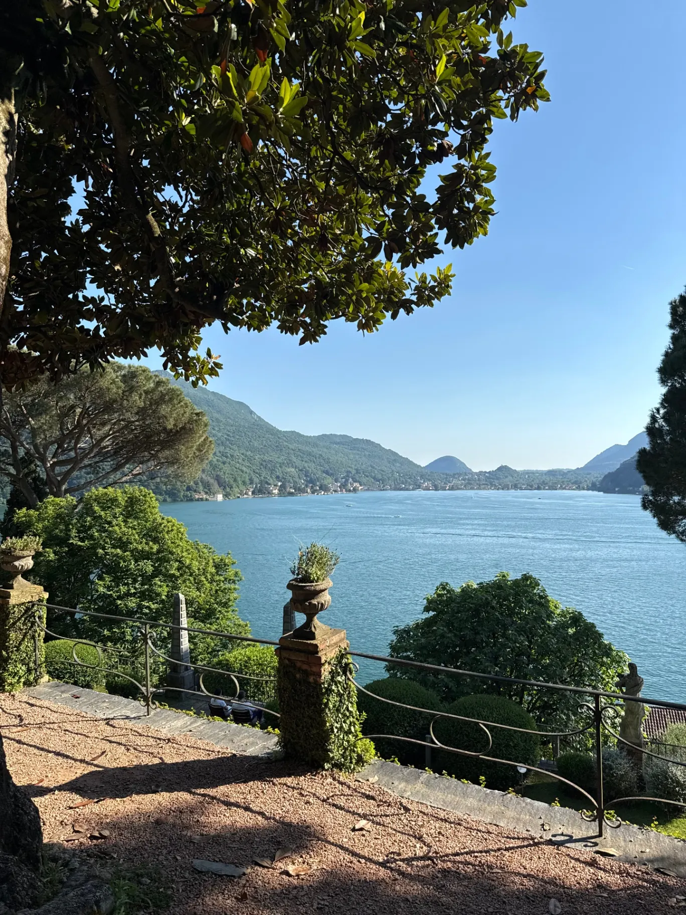 Blick über den Luganersee von einer Terrasse in Morcote