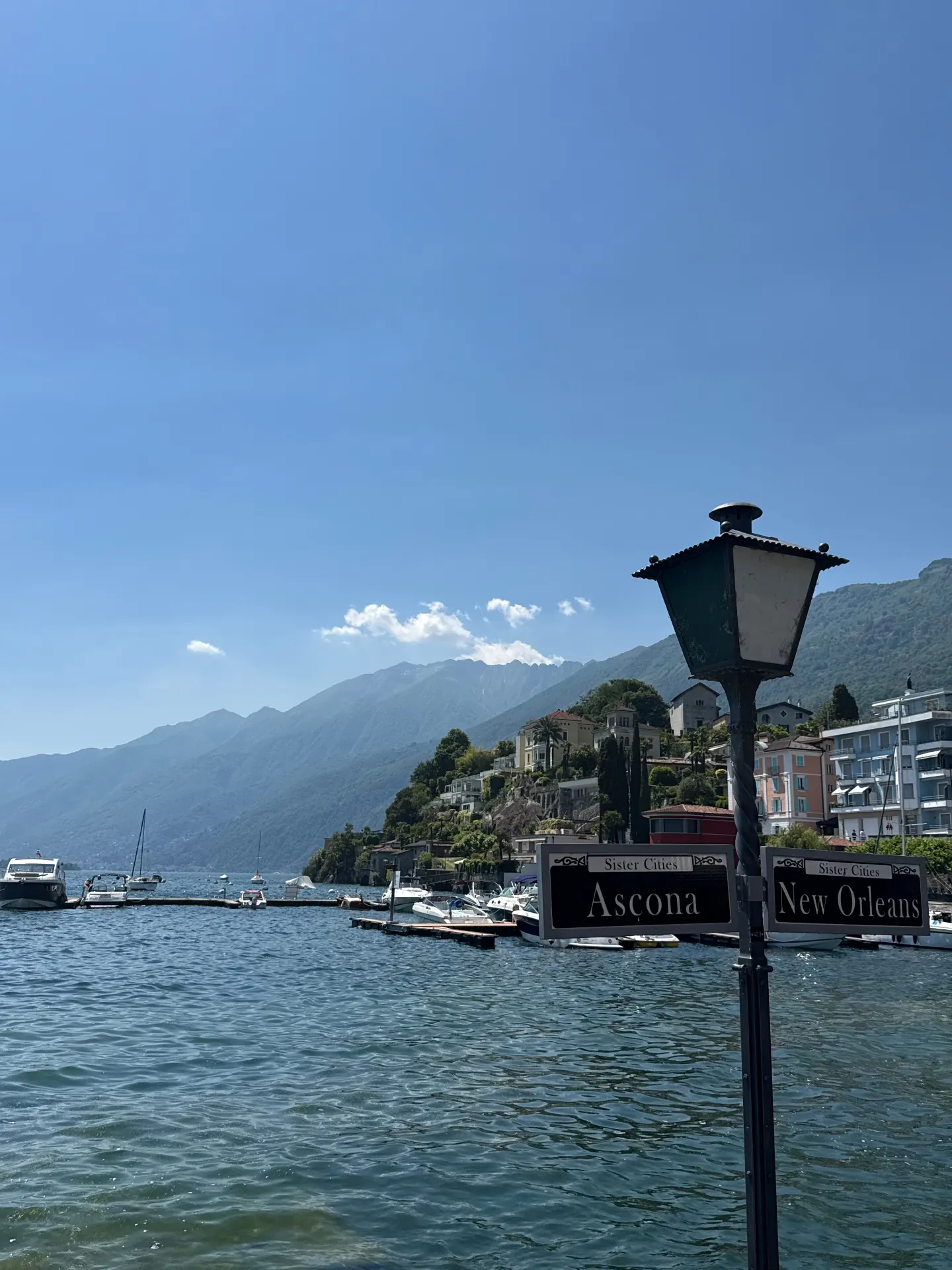 Hafen von Ascona mit Booten und Sister-Cities-Schild